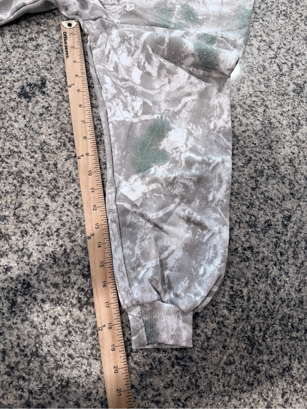 Lily & Lottie Faded Camo Crewneck Size Small White Turquoise Long Sleeve NEW - Picture 10 of 10